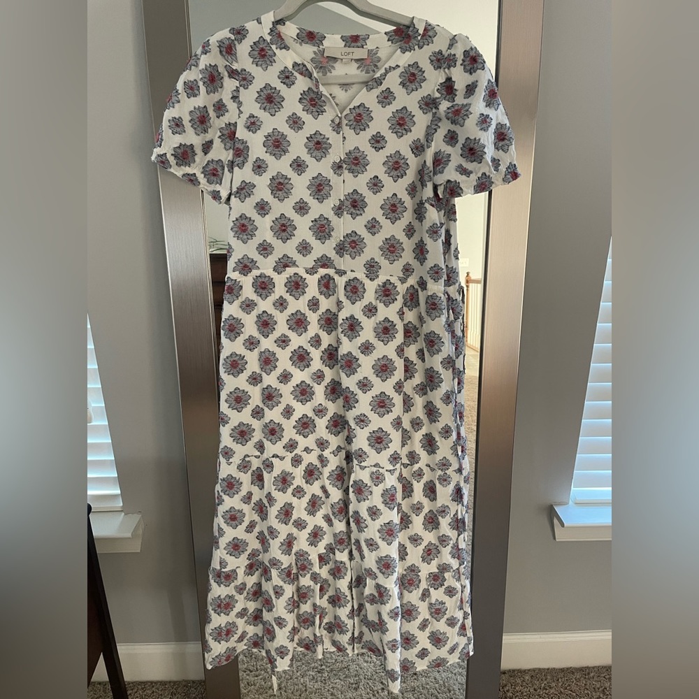 Loft, size 2, white with red/blue floral texture pattern